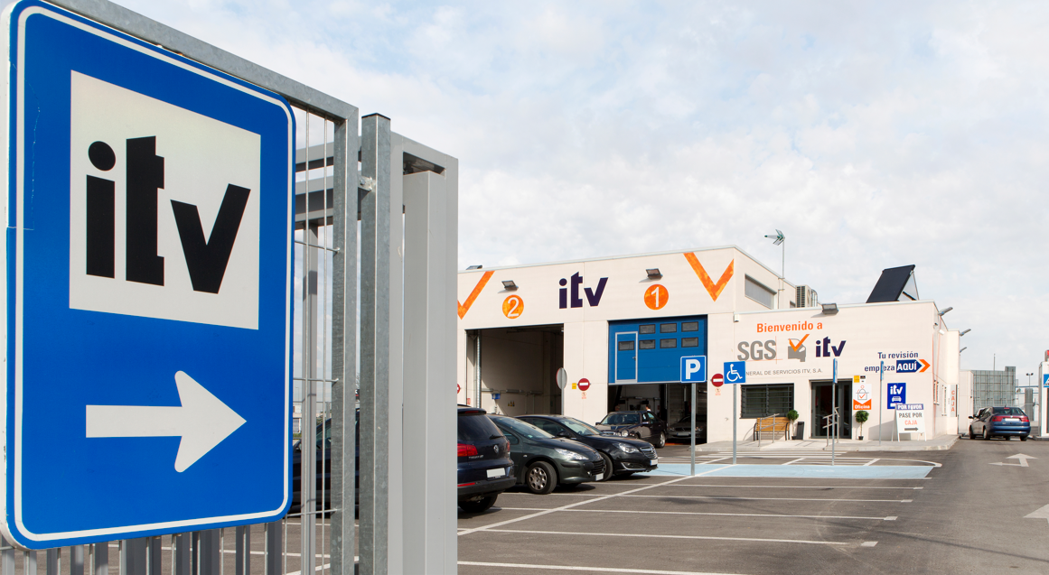 señal de ITV en la puerta de una ITV de Madrid