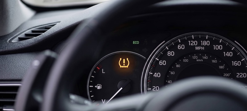 Testigo de presión de neumáticos encendido en el cuadro del coche