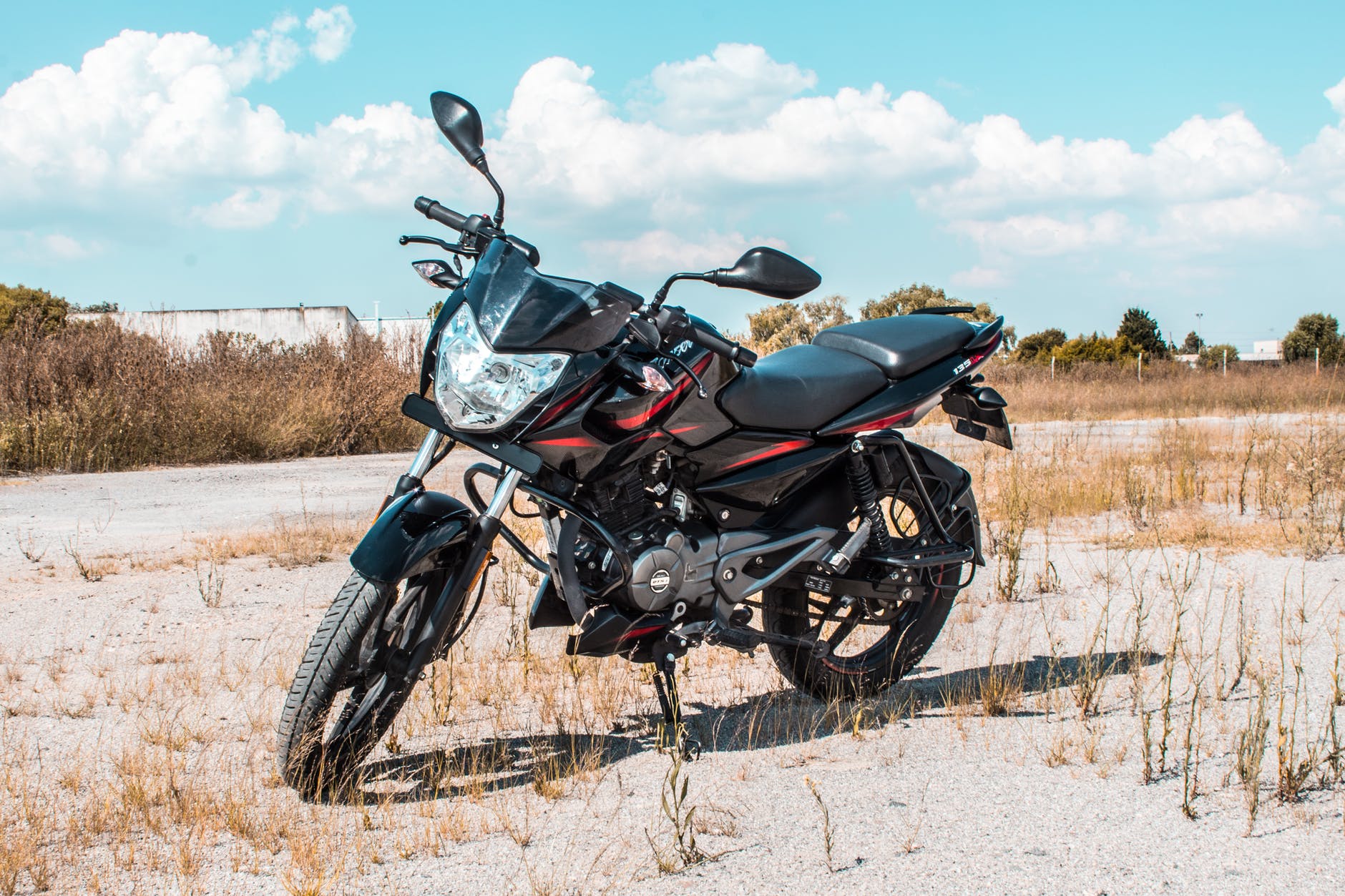 motocicleta negra