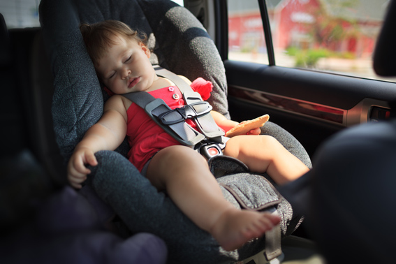 niño en silla coche