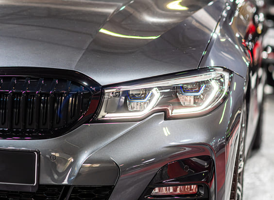 SGS:  foco de un vehículo gris. muestra faros LED