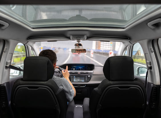 SGS: Cómo pasar de vehículo mixto a turismo. Interior de vehiculo con conductor