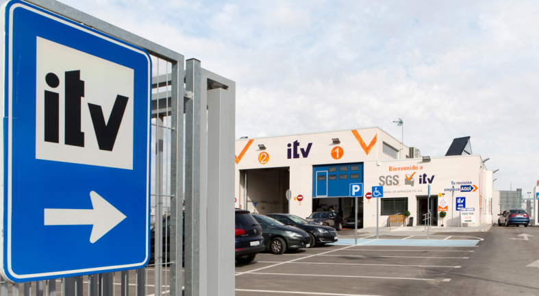 señal de ITV en la puerta de una ITV de Madrid