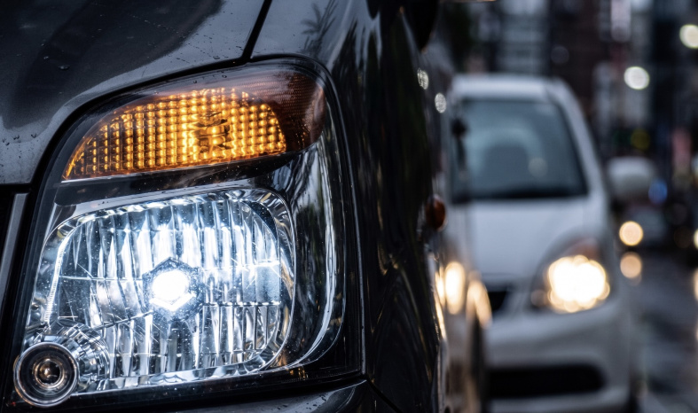 luces delanteras encendidas coche