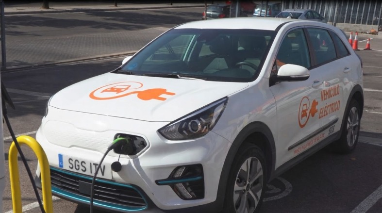 coche eléctrico enchufado en cargador