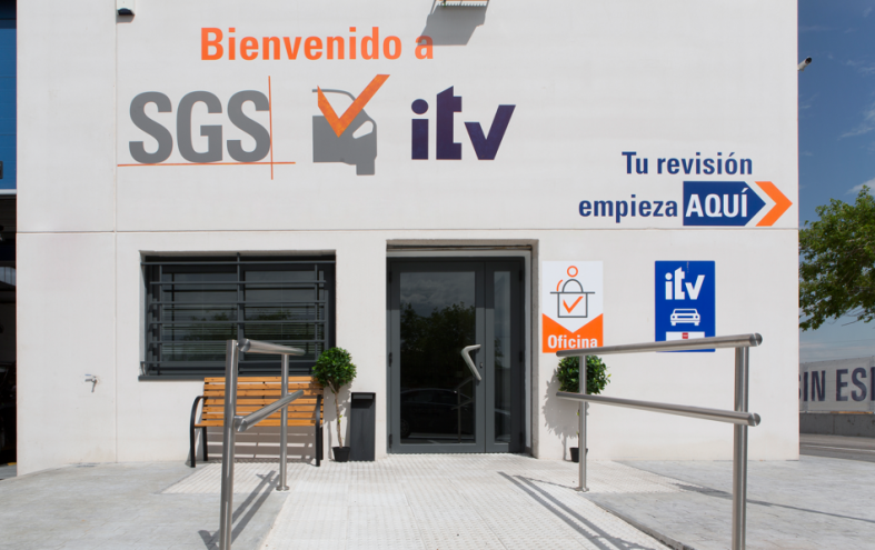 es la fachada de la ITV de Alcala