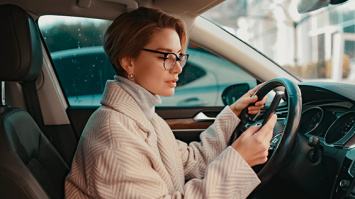 ¿Es correcto conducir con abrigo?