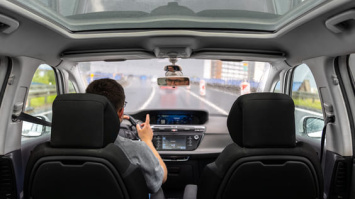 SGS: Cómo pasar de vehículo mixto a turismo. Interior de vehiculo con conductor
