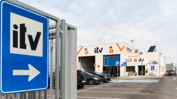 señal de ITV en la puerta de una ITV de Madrid
