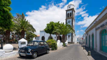 plaza de Arrecife con coche