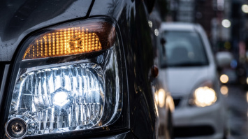 luces delanteras encendidas coche