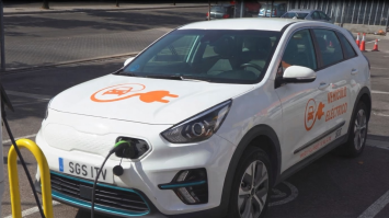 coche eléctrico enchufado en cargador