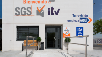 es la fachada de la ITV de Alcala